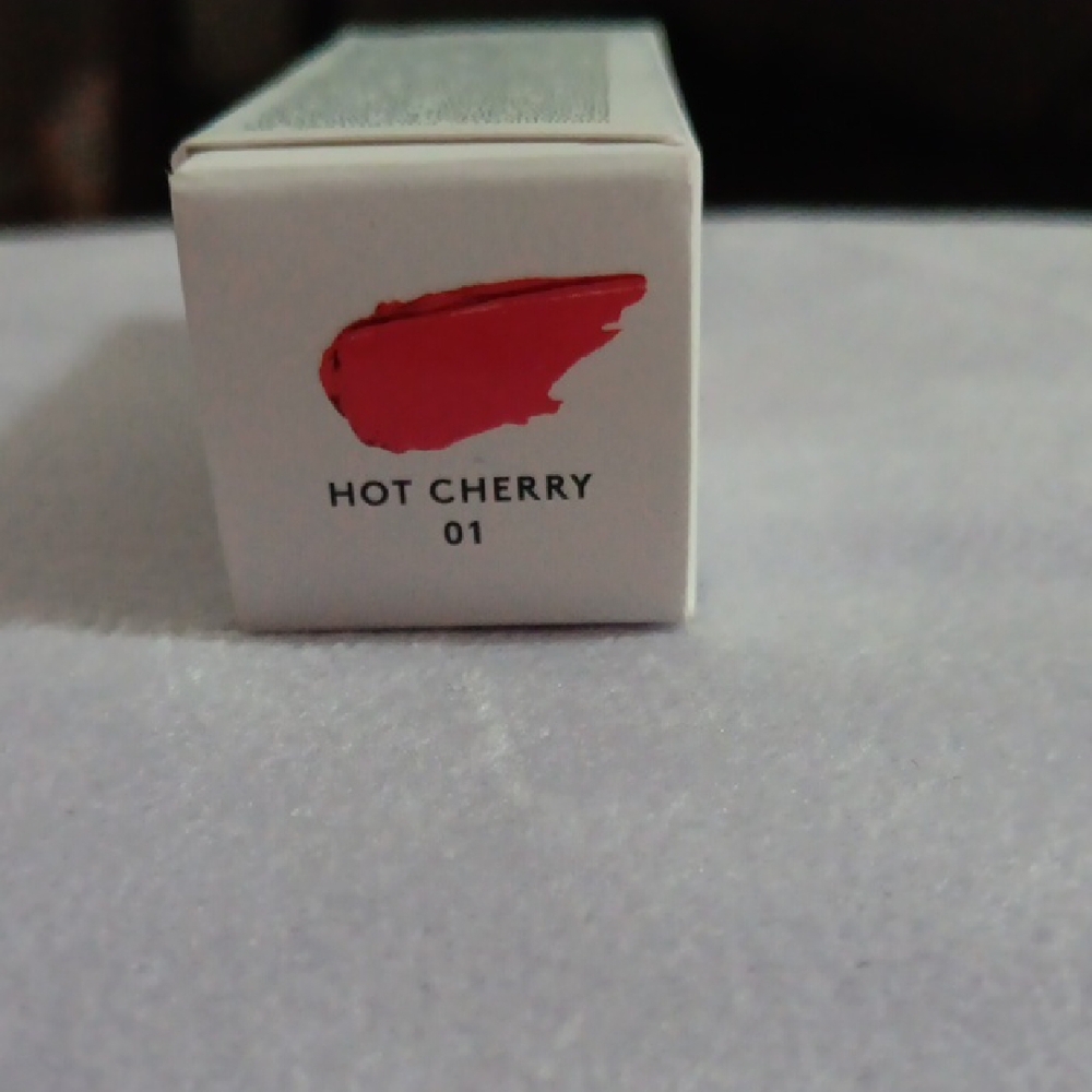 Fenty Beauty Gloss Bomb Heat - Hot Cherry 01 🍒 - Picture 2 of 4